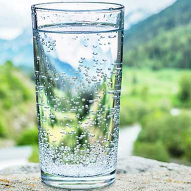 Un pahar cu apă potabilă evidenţiază importanţa monitorizării amoniacului din apa potabilă, având în vedere că acesta poate genera probleme legate de sănătate, de miros şi de gust.